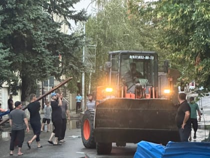 В Моздоке продолжаются работы по устранению последствий урагана