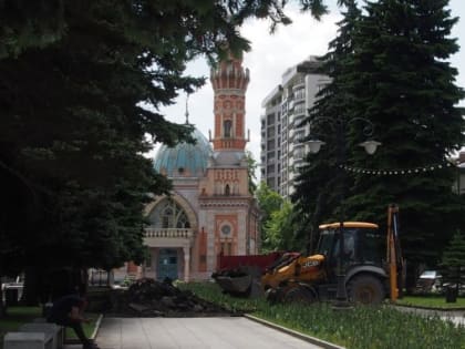 Начались работы по обновлению тротуара перед Суннитской мечетью.