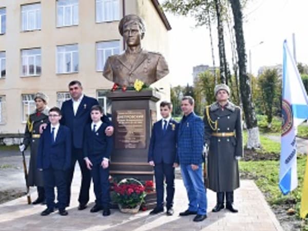 Во Владикавказе установили бюст Героя Российской Федерации Андрея Днепровского