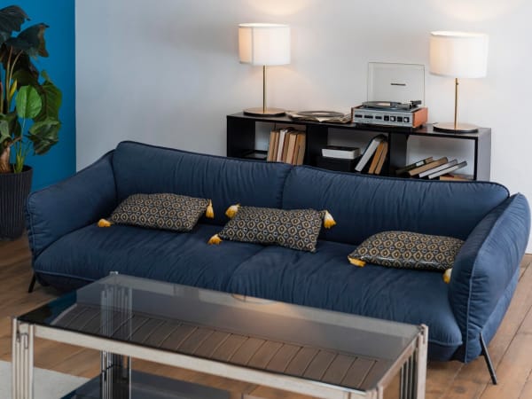 Возвращение в моду: велюровые диваны как новый тренд в интерьере