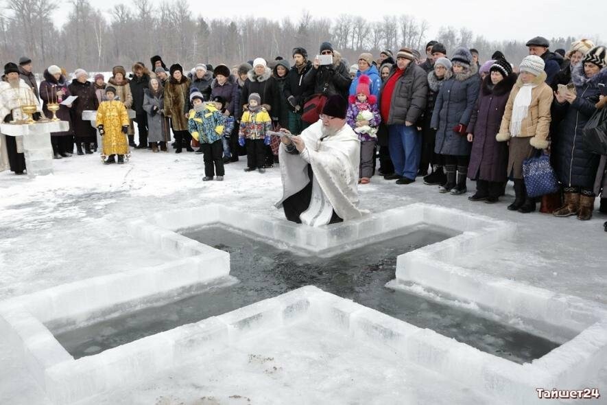 Крещение купание останкино. Крещенские купания. Крещение в бронницах. Крещение прорубь город орск. Крещенская купель емельяненко.