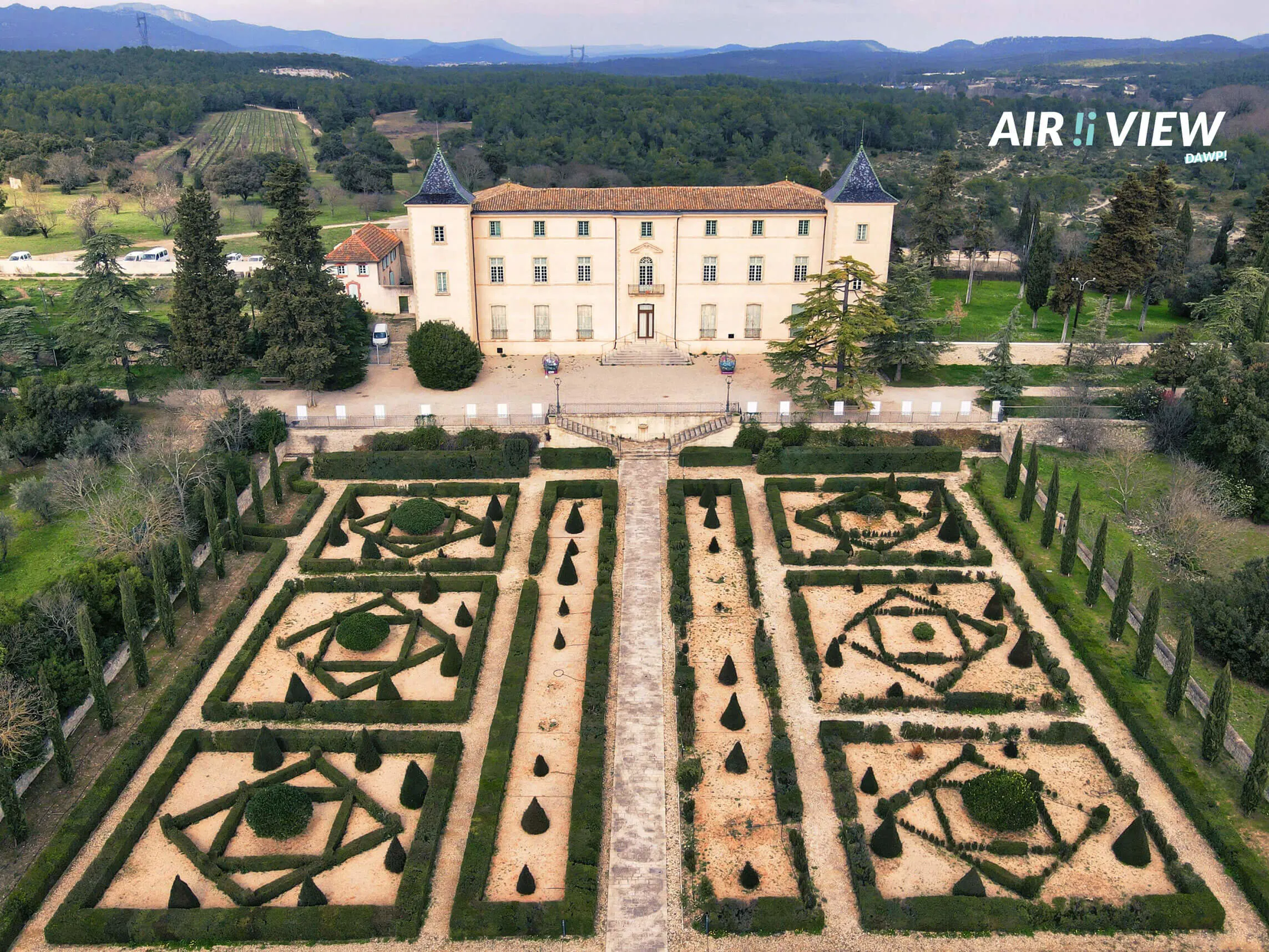 Vue du domaine départemental de restinclières - chateau jardins