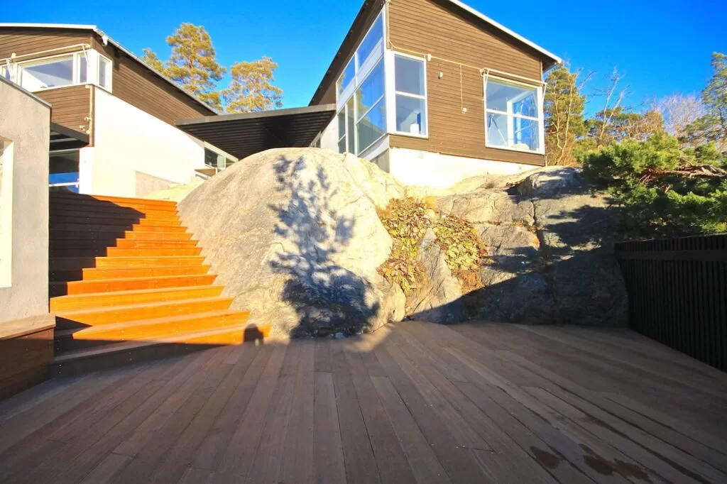 Uteplats med pool i Saltsjöbaden – nivåer, ljus och liv mellan hus och hav