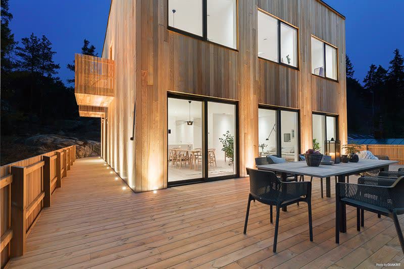 Nytt exklusivt hem i Saltsjöbaden – Cederträ, Corian och skräddarsydd inredning