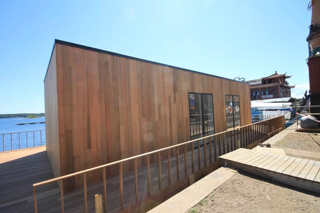 Flytande visningslägenhet i Norrtälje Hamn – ett unikt showroom på vattnet