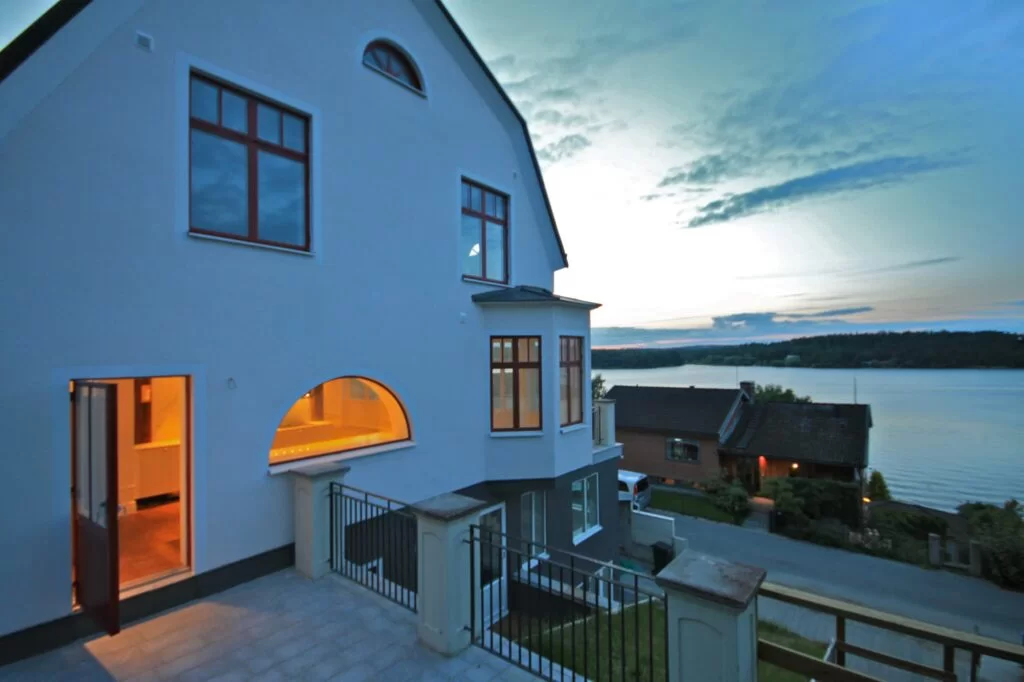 Totalombyggnad av villa på 500 kvm i Mälarhöjden – exklusivt boende i fyra plan