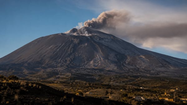 Etna, cenere dalla Voragine e tremore in aumento: cosa significa l’allerta arancione per l’aviazione