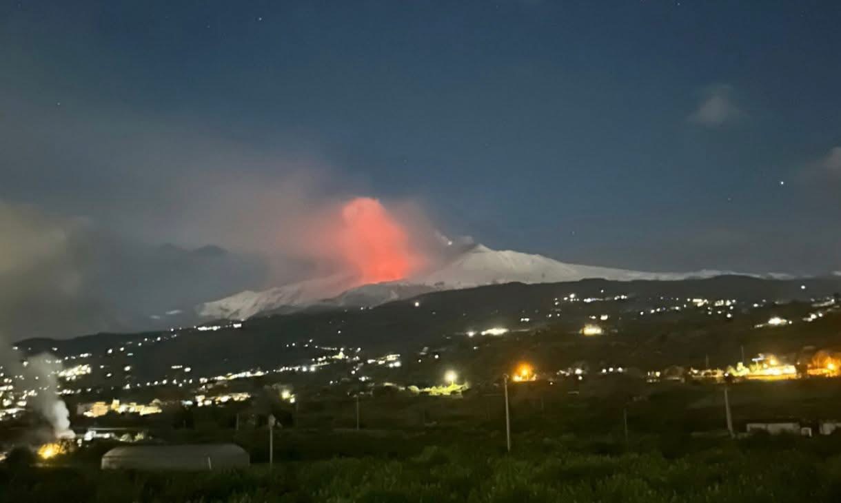 Bagliori sull’Etna visibili da Catania e dintorni: lava in Valle del Bove o semplice illusione notturna?