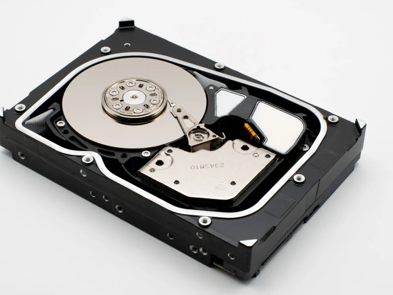 【2026行動硬碟推薦】外接硬碟 HDD vs SSD 怎麼選？傳輸速度物理原理與備份防雷指南