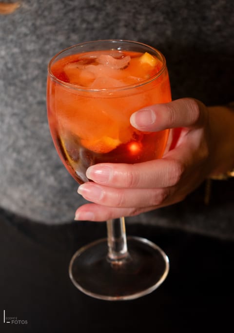 Cocktail spritz à l'orange et glaçons