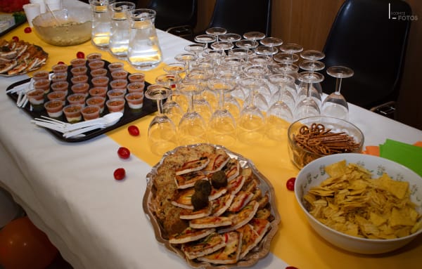 Table de buffet apéritif dînatoire avec verrines, bruschettas, verres de vin et amuse-bouches, prestation traiteur