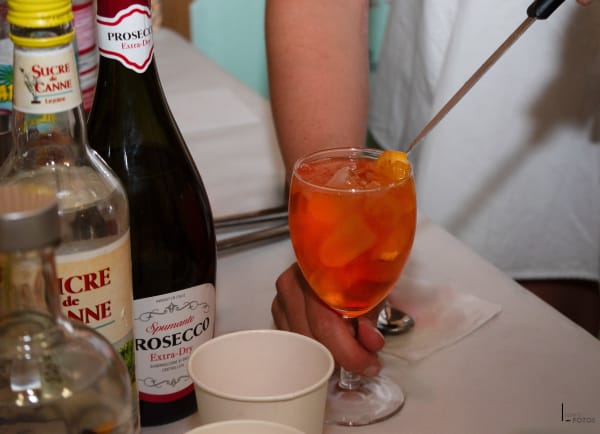 Spritz au Prosecco servi sur glace en verre à pied, bouteilles de Prosecco et sirop de sucre de canne, apéritif événementiel