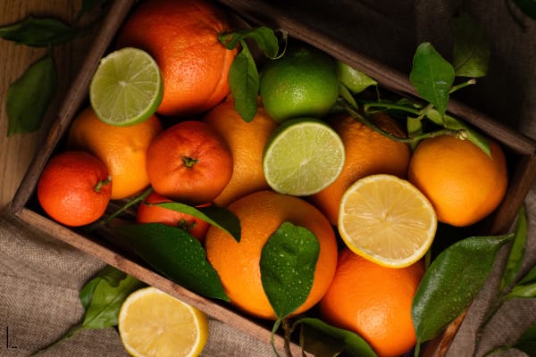 Photographie culinaire lumineuse d'agrumes frais par Delphine Lecomte, photographe culinaire à Nantes