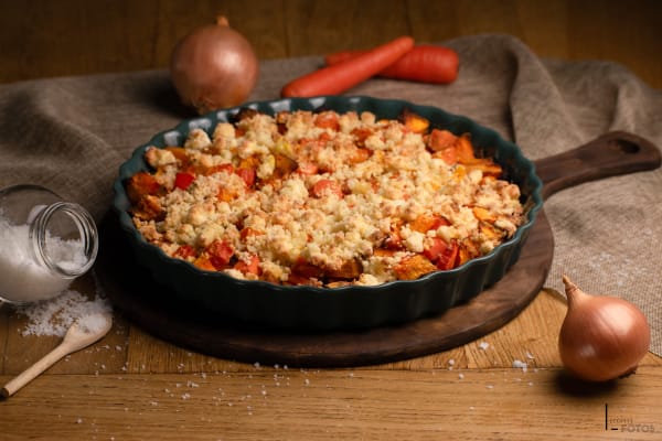 Crumble salé aux légumes du soleil, photographie de plat rustique