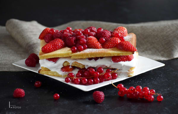 Millefeuille garni de chantilly et généreusement couvert de fraises, framboises et groseilles