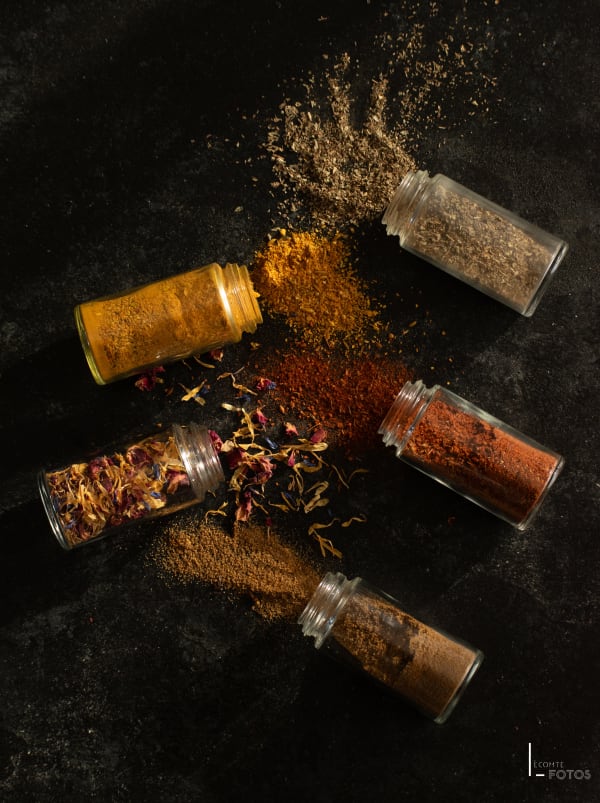 Pots d'épices renversés, composition créative de photographie culinaire