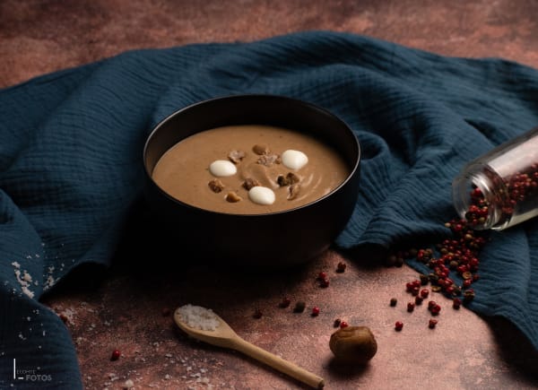 Velouté de châtaignes d'automne présenté dans un bol noir élégant