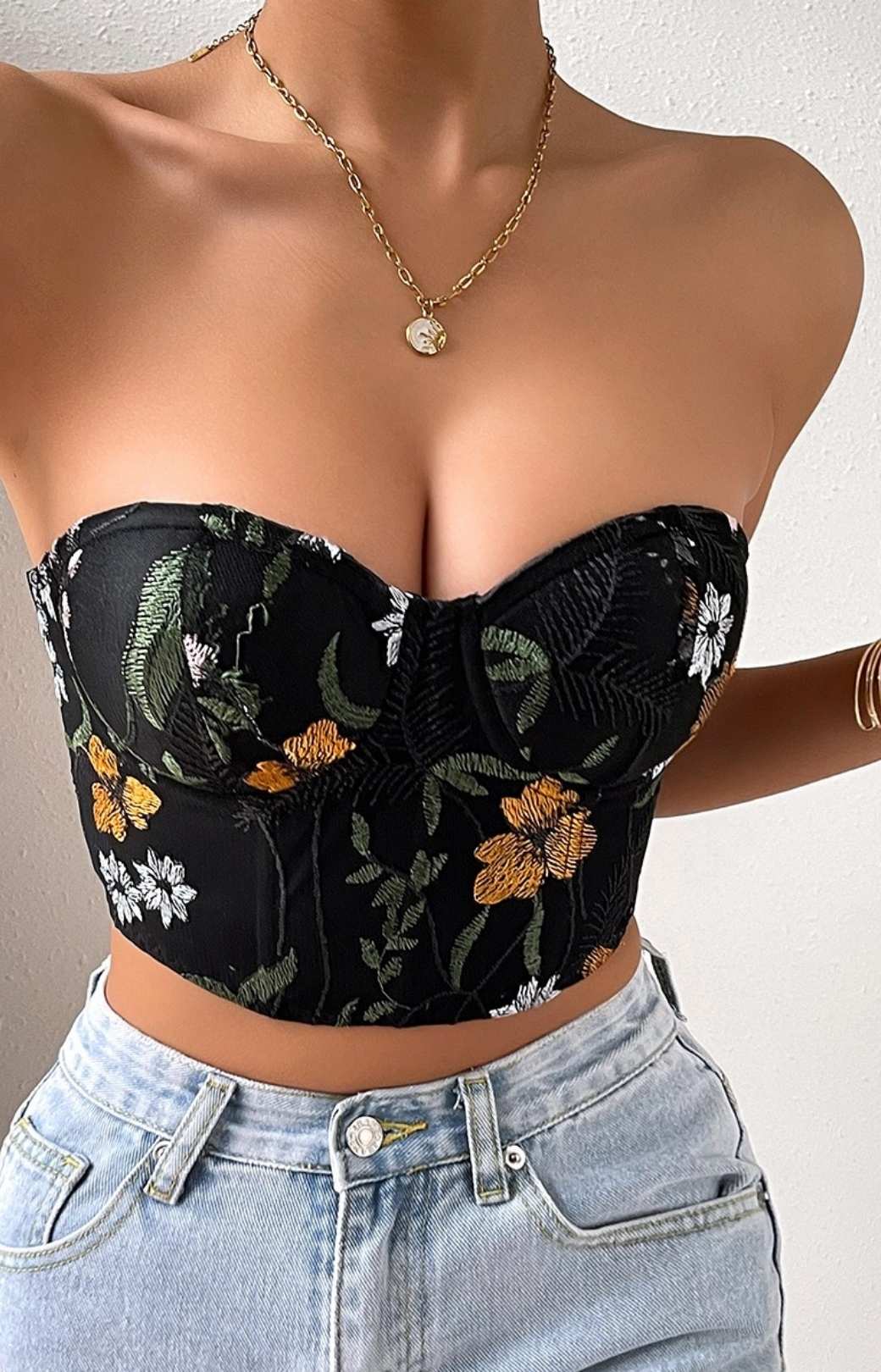 Sexy Low-cut Navel-baring Embroidered Short Top With Cotton Underwire Vest