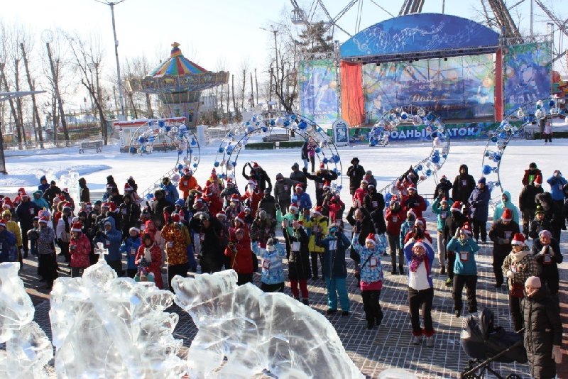 Новости про хабаровск. Городская елка Хабаровска парк Динамо. Зима Хабаровск школы. Жители Хабаровска. Посёлок Многовершинный Хабаровский.