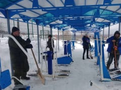 В Лэзыме партийцы очищают от снега спортобъекты