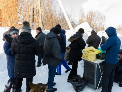 Служба «Милосердие» и волонтёры Ухты кормят бездомных обедами