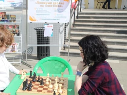 Библиотека выходит во дворик