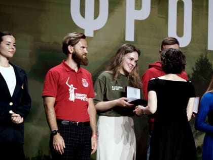 Координатор Молодёжного крыла Народного фронта Коми Дарья Крепышева получила награду за помощь участникам спецоперации