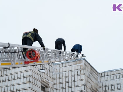 В Воркуте пожарные спасли женщину