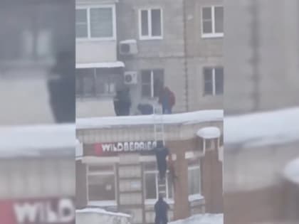 В Сыктывкаре из окна многоэтажного дома выпал мужчина