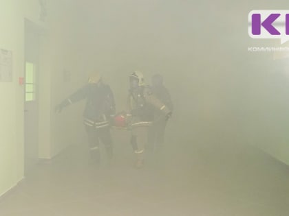 В Воркуте пожарные спасли из задымленной квартиры мужчину