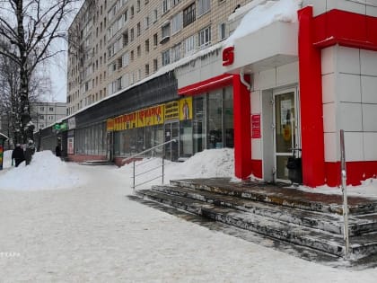 В Сыктывкаре выявлено 10 торговых объектов, около которых не убран снег