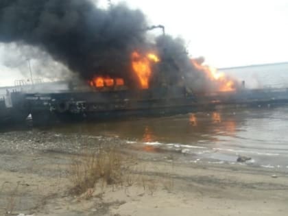 Возле Усинска горит буксирно-моторный катер