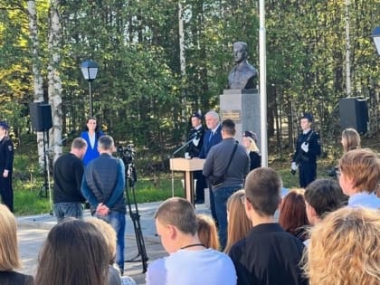 В посёлке Благоево Удорского района открыли памятник Герою России Александру Власенкову