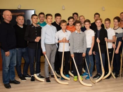 Проект «Строитель» — детям»: представители руководства клуба встретились с юными хоккеистами и вручили им подарки