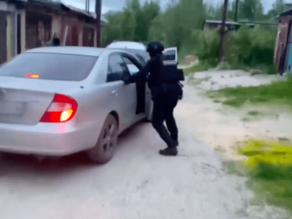 В Коми преступники выращивали наркотические растения в гараже