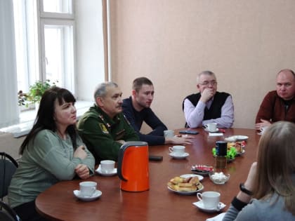 18 января глава муниципального района "Сысольский"-руководитель администрации А.Г. Попов встретился с двумя ребятами, проходящими службу в рядах Вооруженных сил РФ и полу