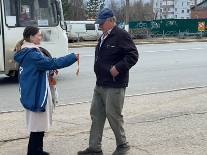 Волонтеры "Единой России" и "Молодой Гвардии" раздали 3000 георгиевских лент сыктывкарцам