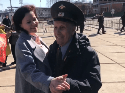 «Серебряные волонтеры» приняли участие в федеральной патриотической акции «Вальс Победы»