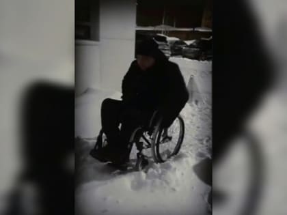 В Сыктывкаре инвалид-колясочник вынужден преодолевать сугробы, чтобы добраться до дома