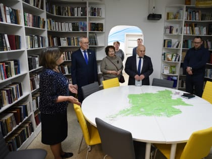 Сергей Усачев посетил Ертомскую библиотеку и встретился с представителями ТОС «Мича му» («Красивая земля»)