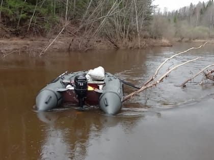 В Прилузье лодка с рыбаками столкнулась с бревном - один выплыл, второй пропал