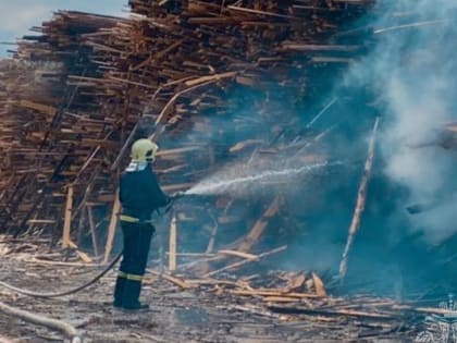 В Сыктывдинском районе ликвидируют пожар на складе горбыля