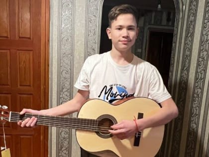 Укулеле, гитара и велосипед