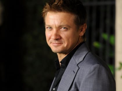 Звезда Marvel Джереми Реннер попал в больницу в критическом состоянии после уборки снега