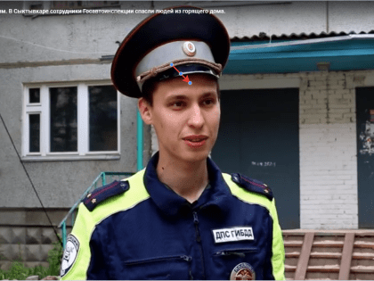 В Сыктывкаре сотрудники Госавтоинспекции спасли людей из горящего дома