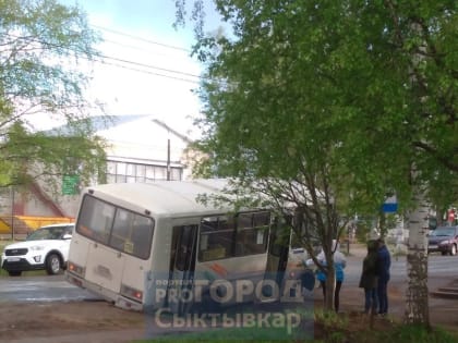 Под Сыктывкаром автобус с пассажирами провалился в яму (фото)