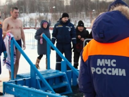 Болезни точно обострятся: кому нельзя купаться в проруби на Крещение