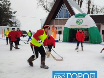 "Мячом в лицо попало": в Сыктывкаре прошел хоккей на валенках