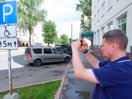 На сообщение сыктывкарца о недоступности парковки для инвалидов откликнулся депутат городского Совета