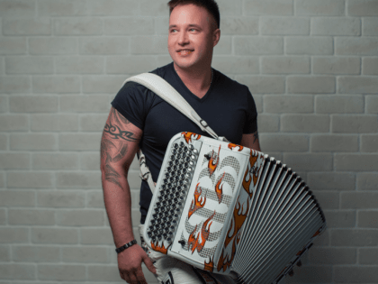 Дмитрий Храмков приглашает на вечернюю программу «Звёзды над Вычегдой»